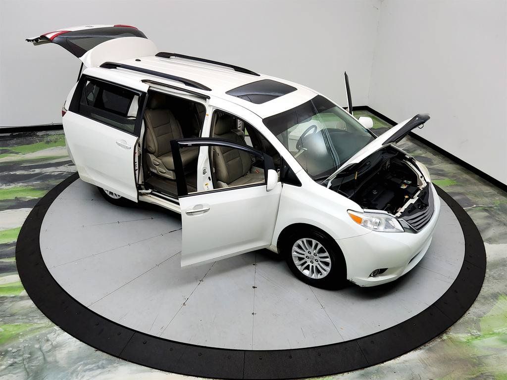 Used 2015 Toyota Sienna XLE FWD image 35