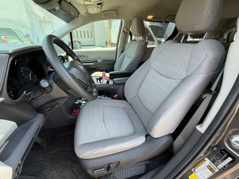 Used 2022 Toyota Sienna LE FWD image 7