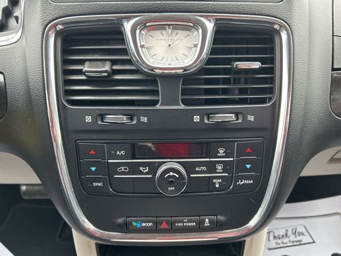 Used 2016 Chrysler Town & Country Touring image 13
