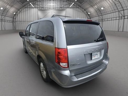 Used 2019 Dodge Grand Caravan SXT FWD image 3