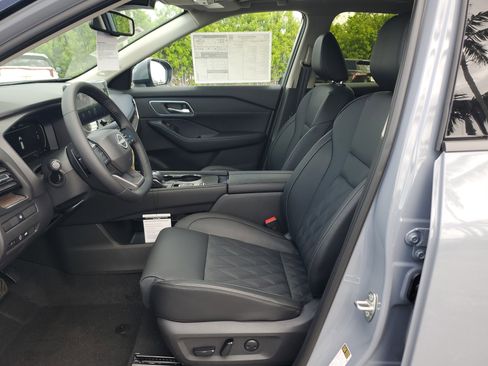 New 2025 Nissan Rogue Platinum image 8