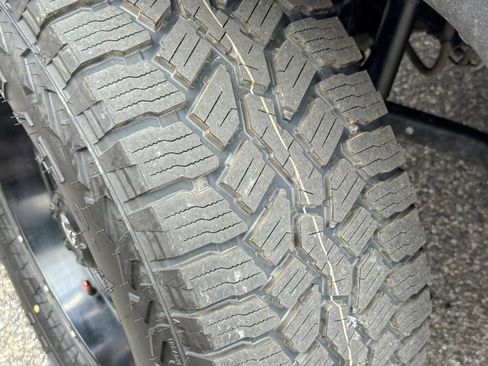 Used 2018 Jeep Wrangler Unlimited Rubicon w/ Connectivity Group image 12