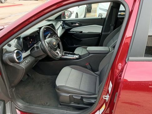 Used 2025 Chevrolet Trax LT w/ LT Convenience Package image 4