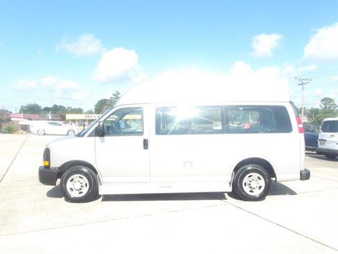 Used 2007 Chevrolet Express 2500 Passenger w/ Power and Light Package RWD image 2