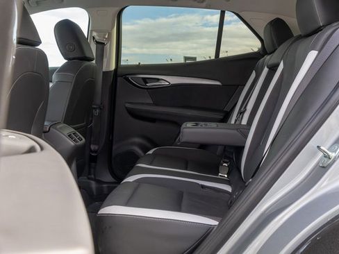 Certified 2025 Buick Envision Sport Touring image 8