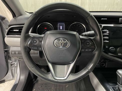 Used 2020 Toyota Camry SE w/ Sunroof Package FWD image 10