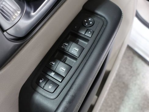 Used 2024 Chrysler Pacifica Touring-L FWD image 13
