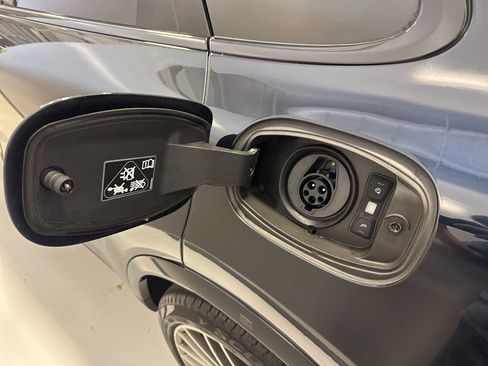 Used 2023 Porsche Cayenne Platinum Edition image 45