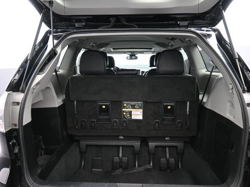 Certified 2019 Toyota Sienna SE w/ SE Preferred Package AWD/4WD image 24