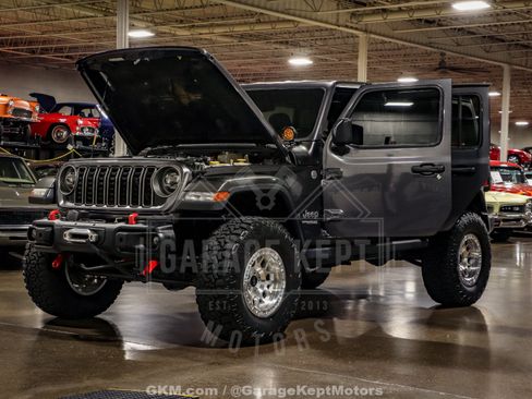 Used 2018 Jeep Wrangler Unlimited Sahara AWD/4WD image 78