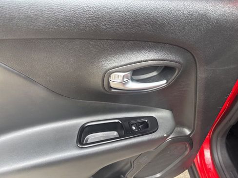 Used 2020 Jeep Renegade Altitude FWD image 36