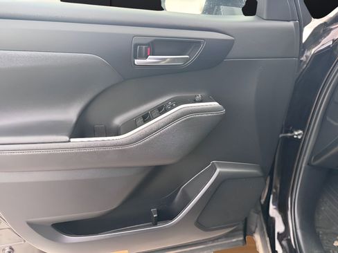 Used 2021 Toyota Highlander XLE image 25