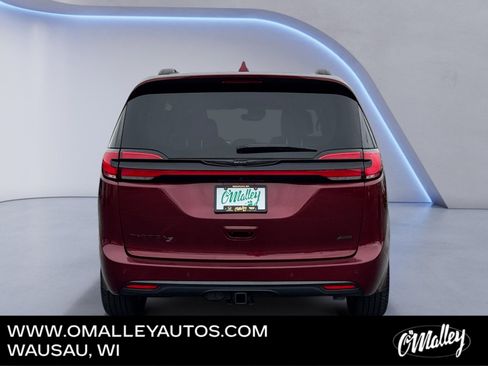 Used 2021 Chrysler Pacifica Touring AWD/4WD image 4
