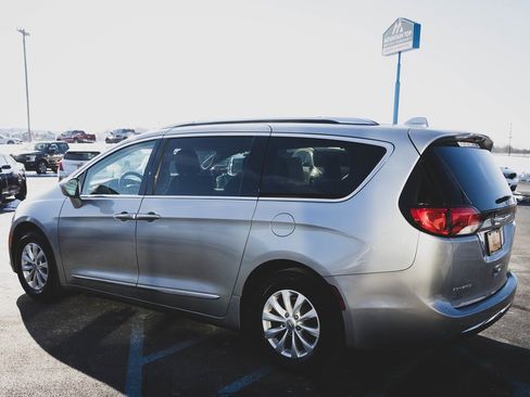 Used 2019 Chrysler Pacifica Touring-L image 27