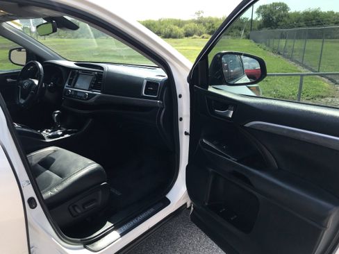 Used 2018 Toyota Highlander Limited image 10