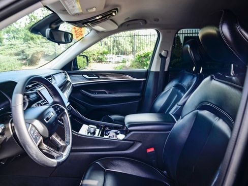 Used 2023 Jeep Grand Cherokee Limited w/ Black Appearance Package image 20