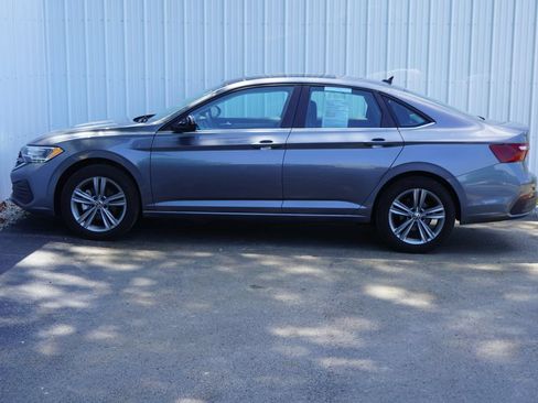 Used 2024 Volkswagen Jetta SE FWD image 3