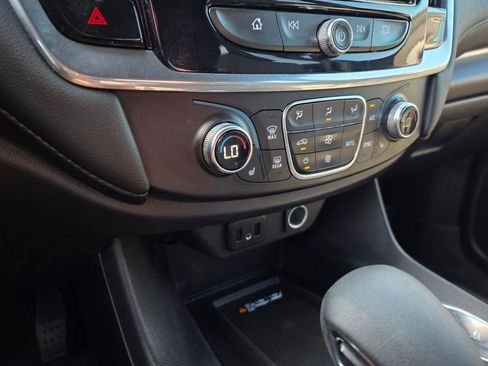 Used 2022 Chevrolet Traverse LT image 18