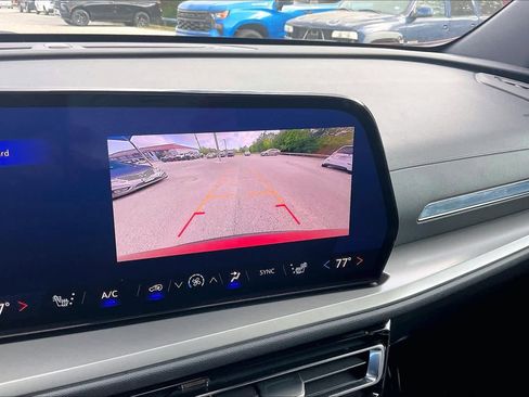 Used 2025 Chevrolet Traverse LT image 25