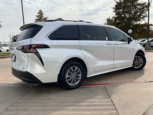 Used 2025 Toyota Sienna XLE image 6