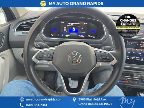 Used 2023 Volkswagen Tiguan SE w/ Panoramic Sunroof Package image 15