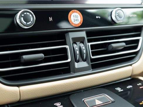 Certified 2025 Porsche Macan image 22