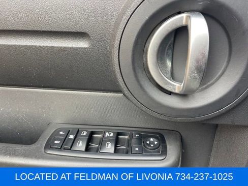 Used 2008 Dodge Nitro SXT image 17