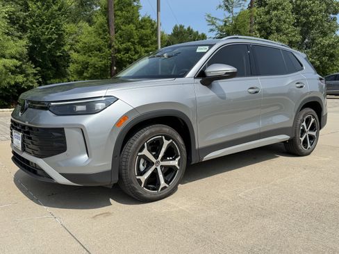 Certified 2025 Volkswagen Tiguan SE image 6