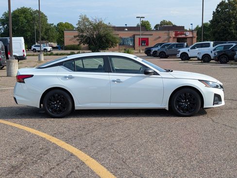 Used 2024 Nissan Altima 2.5 S FWD image 8