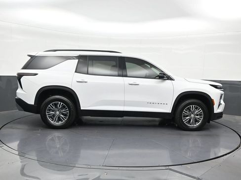 Used 2025 Chevrolet Traverse LT FWD image 7