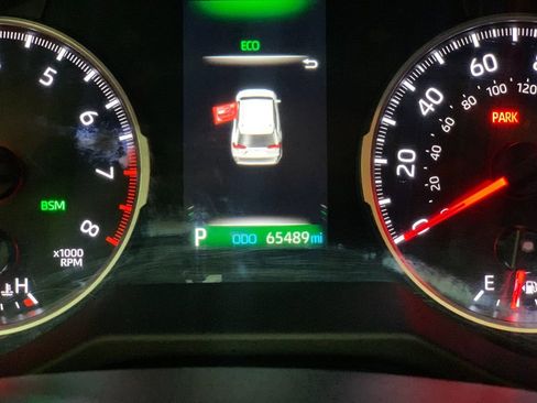 Used 2021 Toyota RAV4 XLE Premium AWD/4WD image 31