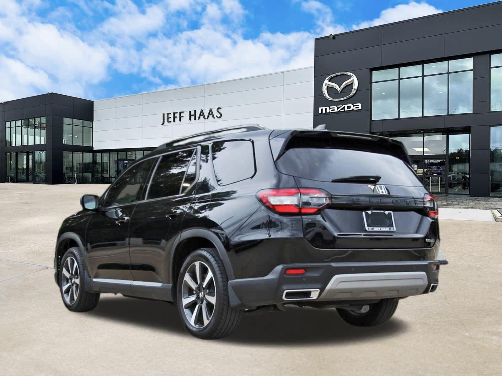 Used 2025 Honda Pilot Touring image 2