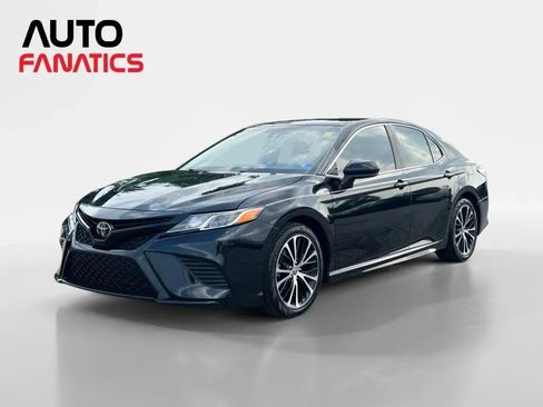 Used 2020 Toyota Camry SE FWD image 1