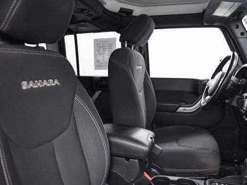 Used 2016 Jeep Wrangler Unlimited Sahara w/ Connectivity Group image 14