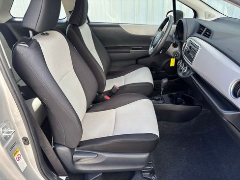 Used 2014 Toyota Yaris L image 26