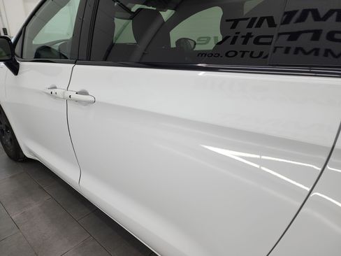 Used 2024 Chrysler Pacifica Limited image 36