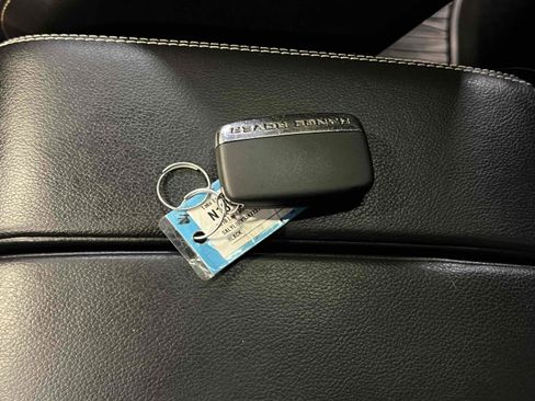 Used 2018 Land Rover Range Rover Velar R-Dynamic SE image 11