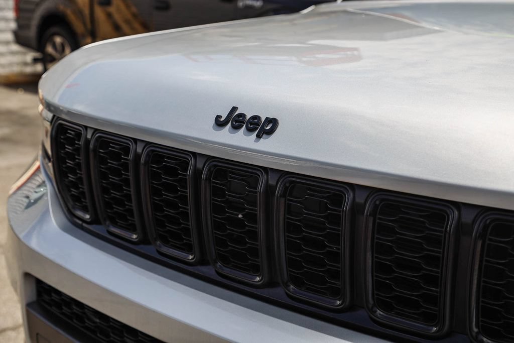 Used 2024 Jeep Grand Cherokee L Laredo AWD/4WD image 11