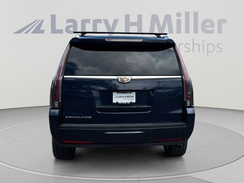 Used 2017 Cadillac Escalade Premium Luxury AWD/4WD image 4