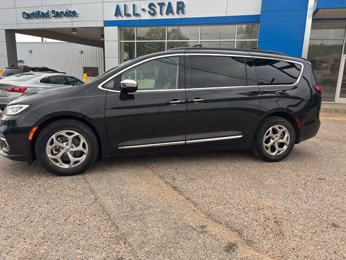 Used 2023 Chrysler Pacifica Limited image 2