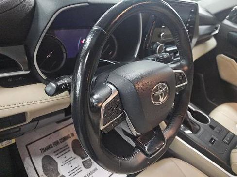 Used 2021 Toyota Highlander XLE image 7