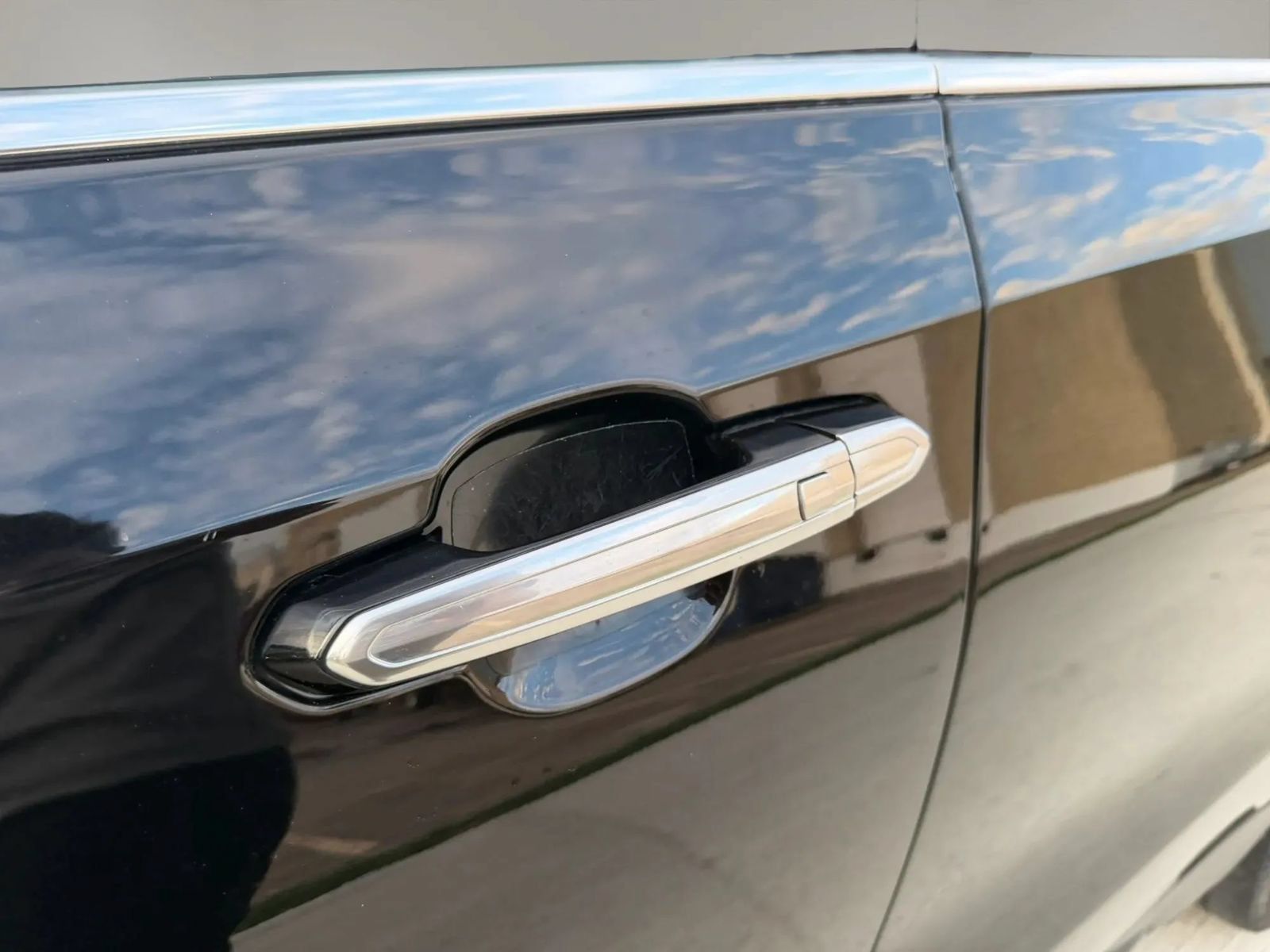 Used 2023 Cadillac XT4 Luxury w/ Cold Weather Package FWD image 40