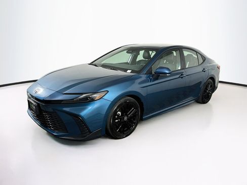 Used 2025 Toyota Camry SE FWD image 3