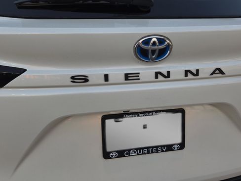 Used 2021 Toyota Sienna XLE image 9