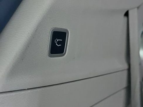Used 2023 Chrysler Pacifica Touring-L FWD image 8