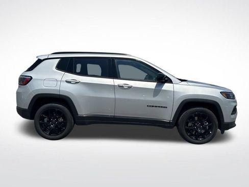 Used 2025 Jeep Compass Latitude w/ Convenience Group AWD/4WD image 8