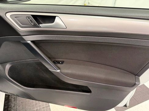 Used 2016 Volkswagen e-Golf SE w/ DC Fast Charging Package image 20