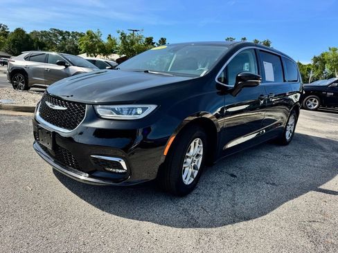 Used 2024 Chrysler Pacifica Touring-L FWD image 3