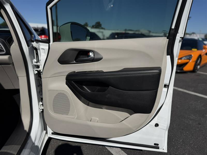 Used 2021 Chrysler Pacifica Touring-L w/ Premium & Safety Sphere Group FWD image 30