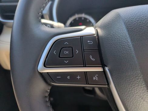 Used 2025 Toyota Highlander XLE FWD image 19